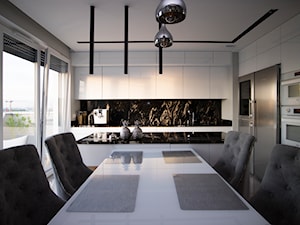 Mieszkanie w stylu glamour - Średnia z salonem szara z zabudowaną lodówką z podblatowym zlewozmywakiem kuchnia w kształcie litery l z oknem, styl glamour - zdjęcie od Biuro projektowe "Patio" Ewa Szymczak