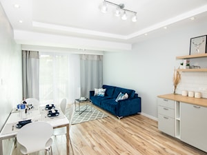 Niebieska velurowa sofa - zdjęcie od Moje nowe mieszkanie