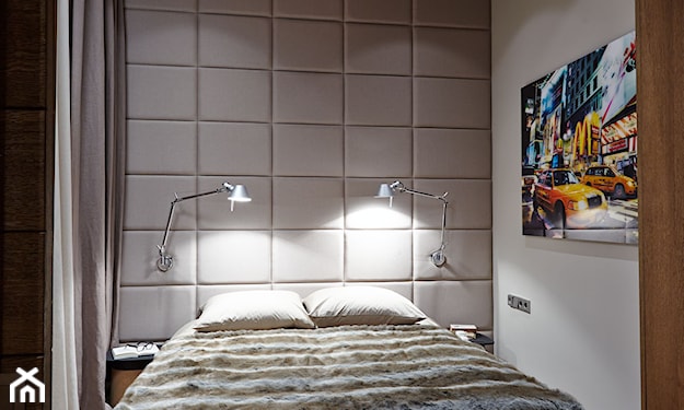 tapicerowana ściana za łóżkiem, metalowe lampy ścienne, połyskująca pościel