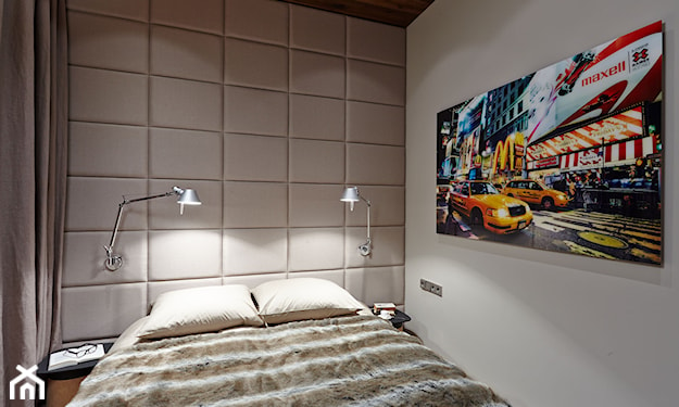 pikowana ściana za łóżkiem, beżowa narzuta, zdjęcie z samochodami na ścianie sypialni