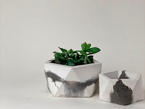 Doniczki z betonu GRC itBUD - Mały szary salon, styl industrialny - zdjęcie od itBUD