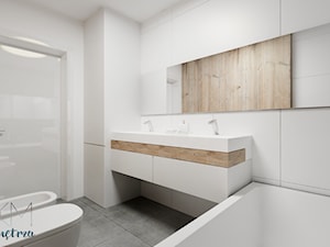 łazienka // biel, szarość, drewno - zdjęcie od KMwnętrza