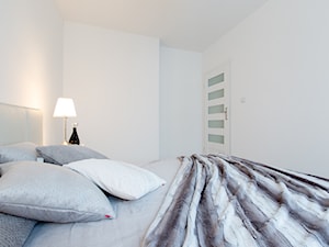 Mieszkanie na sprzedaż po flippingu - Mała biała sypialnia, styl nowoczesny - zdjęcie od Express Furniture Rental