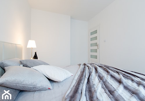 Mieszkanie na sprzedaż po flippingu - Mała biała sypialnia, styl nowoczesny - zdjęcie od Express Furniture Rental