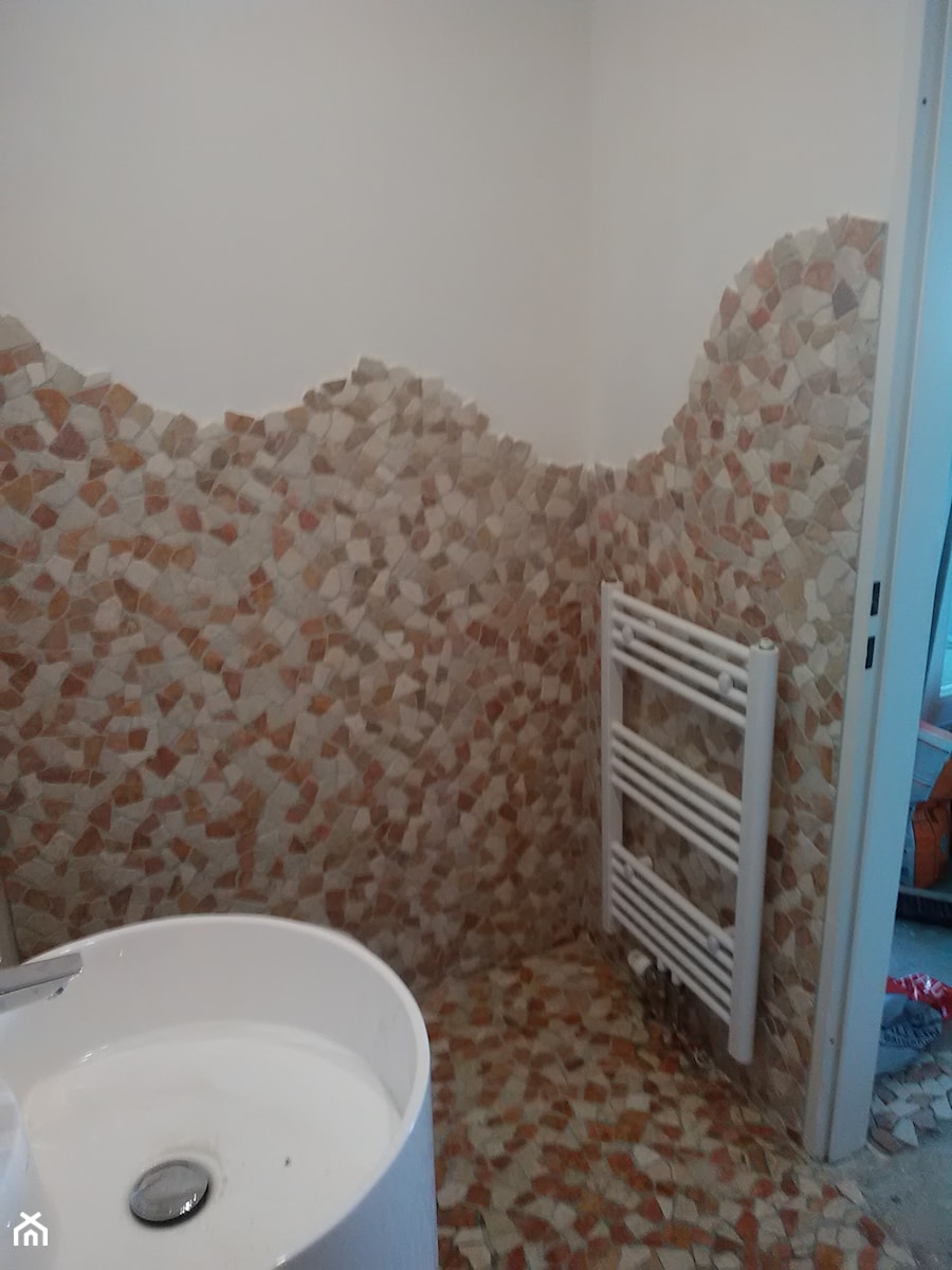 Łazienka w bloku - Mała bez okna z marmurową podłogą łazienka - zdjęcie od Ceremo Tarnów - Tomasz Ciochoń usługi glazurnicze / fliziarskie, wykończenia wnętrz