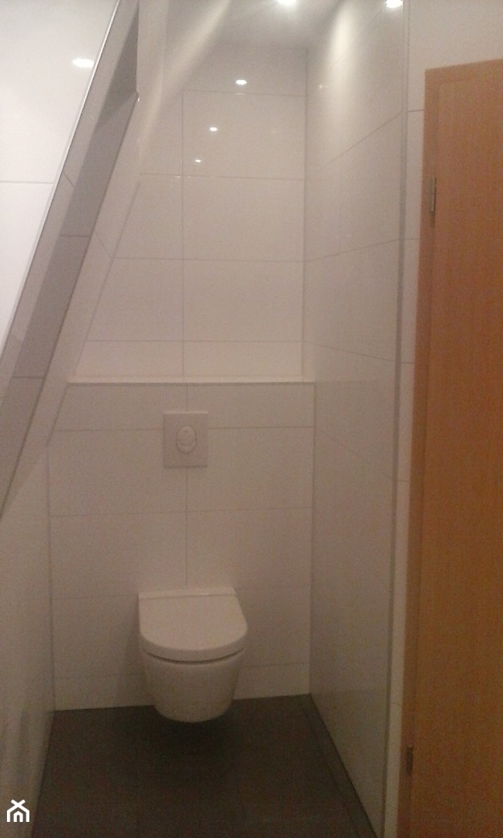 Niewielka łazienka na poddaszu - Niemcy - Łazienka - zdjęcie od Ceremo Tarnów - Tomasz Ciochoń usługi glazurnicze / fliziarskie, wykończenia wnętrz