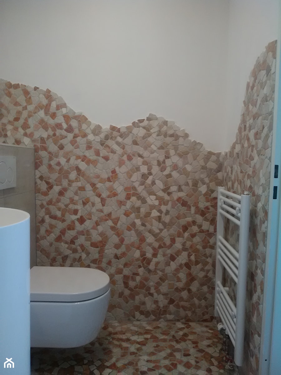 Łazienka w bloku - Mała bez okna z marmurową podłogą łazienka - zdjęcie od Ceremo Tarnów - Tomasz Ciochoń usługi glazurnicze / fliziarskie, wykończenia wnętrz