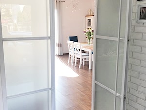 Białe dwuskrzydłowe drzwi do salonu - zdjęcie od OTIF Profil - ścianki i drzwi loftowe