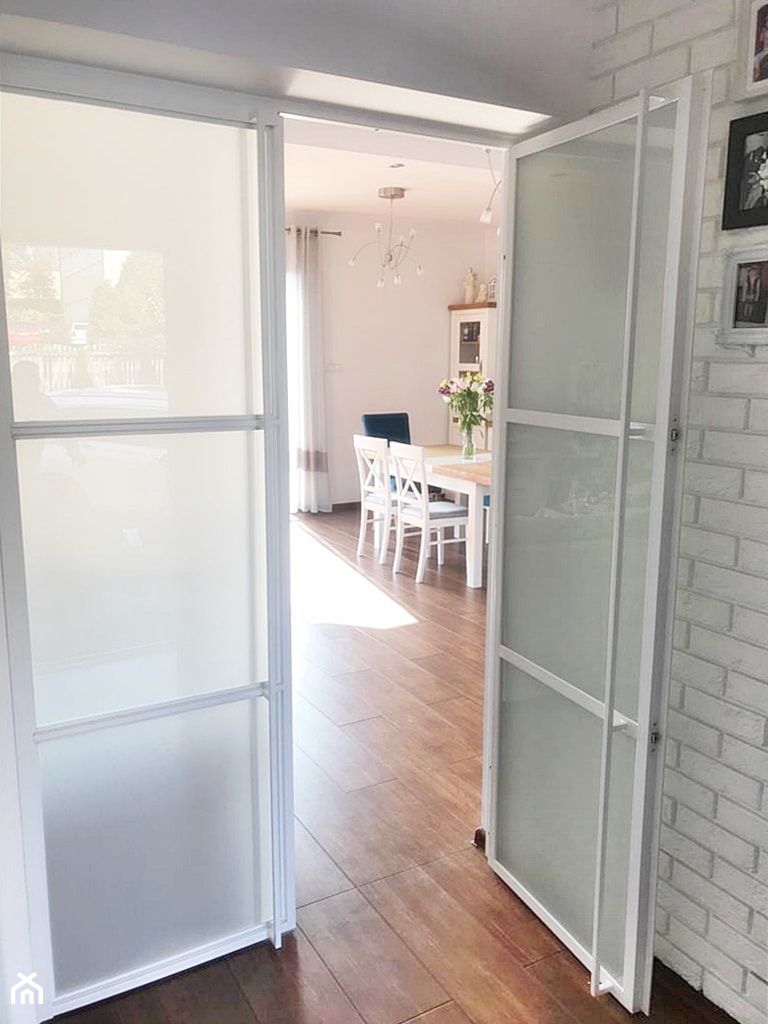 Białe dwuskrzydłowe drzwi do salonu - zdjęcie od OTIF Profil - ścianki i drzwi loftowe
