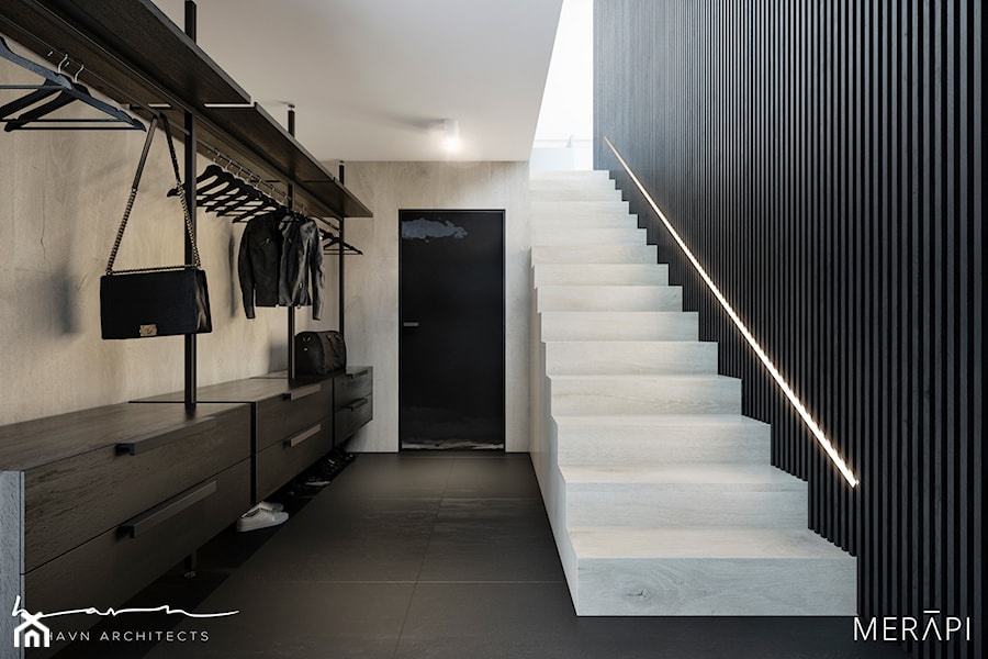 Projekt domu / Sztokholm - Duży z wieszakiem czarny szary hol / przedpokój, styl minimalistyczny - zdjęcie od Merapi Architects