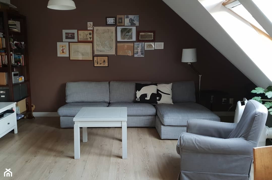 Mieszkanie na poddaszu - Mały biały czarny salon, styl nowoczesny - zdjęcie od Archnet - Homebook