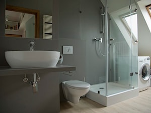 Mieszkanie na poddaszu - Średnia na poddaszu z pralką / suszarką z lustrem z punktowym oświetleniem łazienka z oknem, styl minimalistyczny - zdjęcie od Archnet