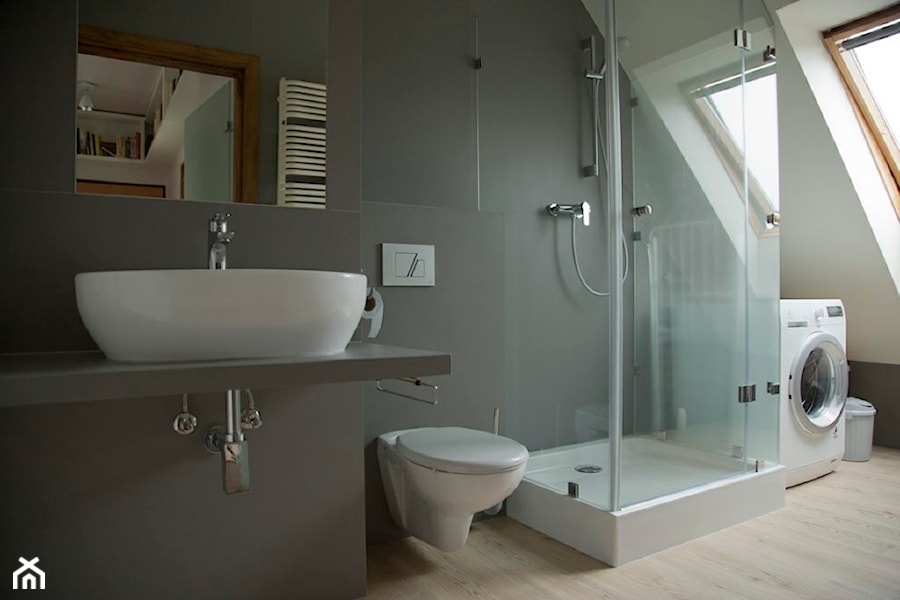 Mieszkanie na poddaszu - Średnia na poddaszu z pralką / suszarką z lustrem z punktowym oświetleniem łazienka z oknem, styl minimalistyczny - zdjęcie od Archnet