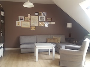 Mieszkanie na poddaszu - Średni brązowy salon z bibiloteczką, styl nowoczesny - zdjęcie od Archnet