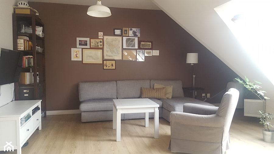 Mieszkanie na poddaszu - Średni brązowy salon z bibiloteczką, styl nowoczesny - zdjęcie od Archnet