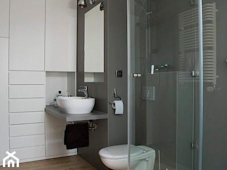 Aranżacje wnętrz - Łazienka: Mieszkanie na poddaszu - Średnia łazienka, styl minimalistyczny - Archnet. Przeglądaj, dodawaj i zapisuj najlepsze zdjęcia, pomysły i inspiracje designerskie. W bazie mamy już prawie milion fotografii!