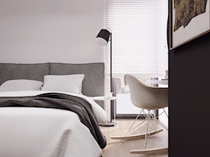 017_18 M24 - Średnia biała czarna z biurkiem sypialnia z balkonem / tarasem, styl minimalistyczny - zdjęcie od NOVOO studio