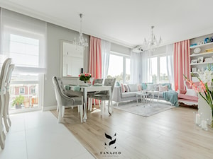 Przytulny, jasny apartament z nutą pudrowego różu - Średni szary salon z jadalnią z tarasem / balkon ... - zdjęcie od FANAJŁO Home Design Decor