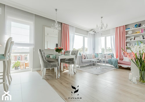 Przytulny, jasny apartament z nutą pudrowego różu - Średni szary salon z jadalnią z tarasem / balkonem z bibiloteczką, styl nowoczesny - zdjęcie od FANAJŁO Home Design Decor