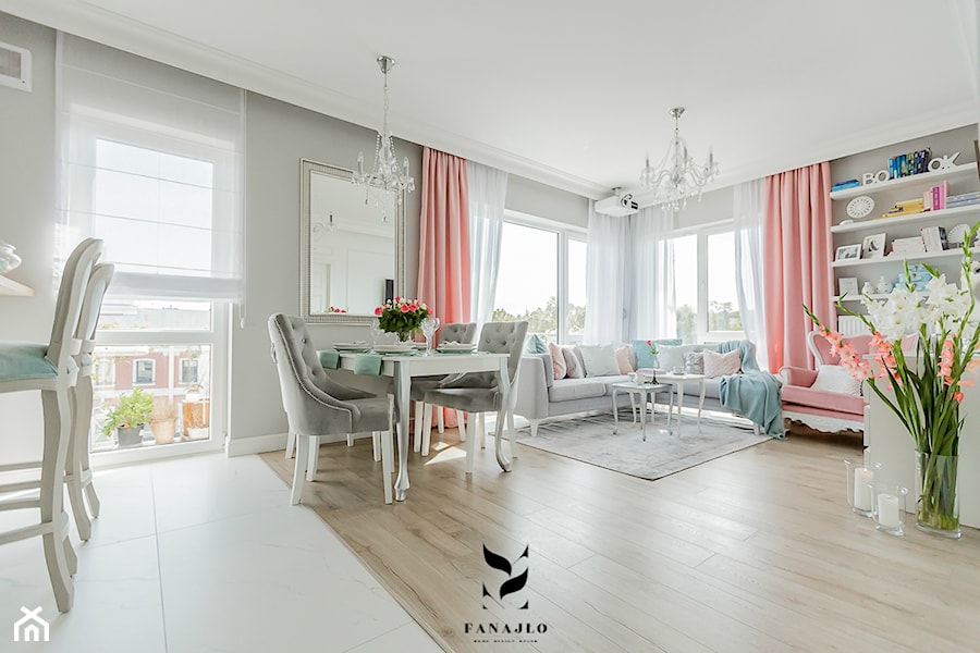 Przytulny, jasny apartament z nutą pudrowego różu - Średni szary salon z jadalnią z tarasem / balkonem z bibiloteczką, styl nowoczesny - zdjęcie od FANAJŁO Home Design Decor