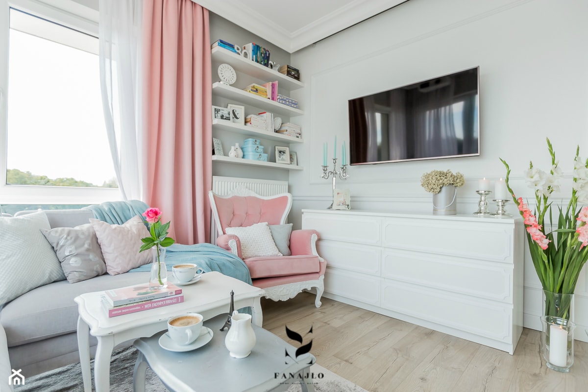 Przytulny, jasny apartament z nutą pudrowego różu - Średni biały salon, styl nowoczesny - zdjęcie od FANAJŁO Home Design Decor - Homebook