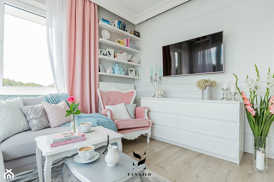 Przytulny, jasny apartament z nutą pudrowego różu - Średni biały salon, styl nowoczesny - zdjęcie od FANAJŁO Home Design Decor