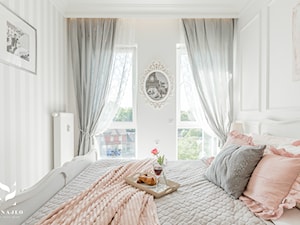 Przytulny, jasny apartament z nutą pudrowego różu - Średnia biała sypialnia, styl tradycyjny - zdjęcie od FANAJŁO Home Design Decor