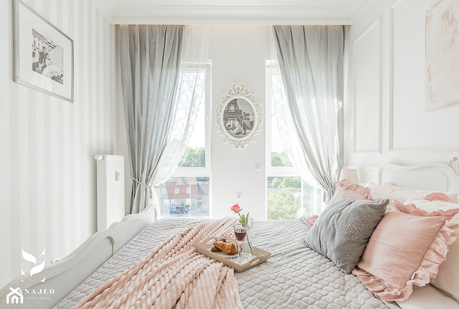 Przytulny, jasny apartament z nutą pudrowego różu - Średnia biała sypialnia, styl tradycyjny - zdjęcie od FANAJŁO Home Design Decor