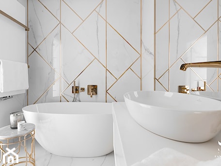 Aranżacje wnętrz - Łazienka: Luksusowa łazienka w bieli i złocie - FANAJŁO Home Design Decor. Przeglądaj, dodawaj i zapisuj najlepsze zdjęcia, pomysły i inspiracje designerskie. W bazie mamy już prawie milion fotografii!