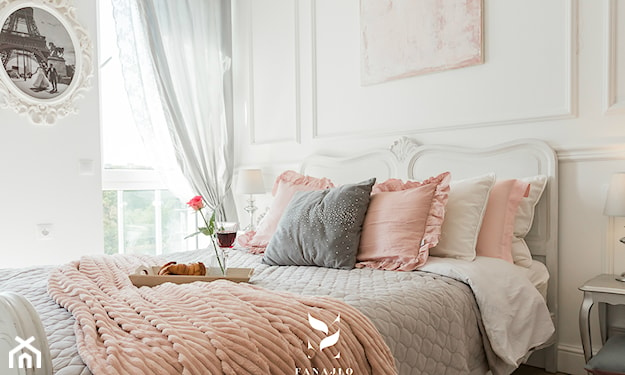 różowa narzuta na łóżko