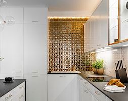 Nowoczesny salon z kuchnią w klimacie glamour - Średnia zamknięta z kamiennym blatem biała z zabudow ... - zdjęcie od FANAJŁO Home Design Decor - Homebook