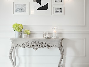 Przytulny, jasny apartament z nutą pudrowego różu - Hol / przedpokój, styl tradycyjny - zdjęcie od FANAJŁO Home Design Decor