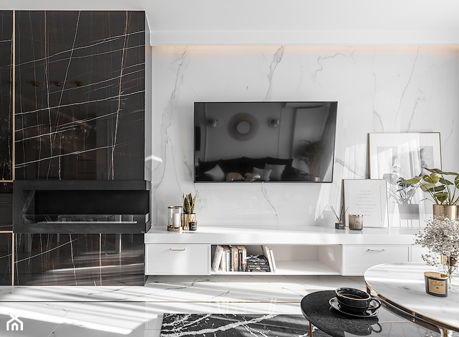 Nowoczesny salon z kuchnią w klimacie glamour - Średni biały czarny salon, styl nowoczesny - zdjęcie od FANAJŁO Home Design Decor