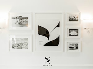 Galeria zdjęć w przedpokoju - zdjęcie od FANAJŁO Home Design Decor