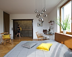 dom // żyrardów - Duża biała z biurkiem sypialnia na antresoli, styl minimalistyczny - zdjęcie od Live Touch // Dominika Wojtkowska-Banaszek - Homebook