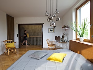 dom // żyrardów - Duża biała z biurkiem sypialnia na antresoli, styl minimalistyczny - zdjęcie od Live Touch // Dominika Wojtkowska-Banaszek