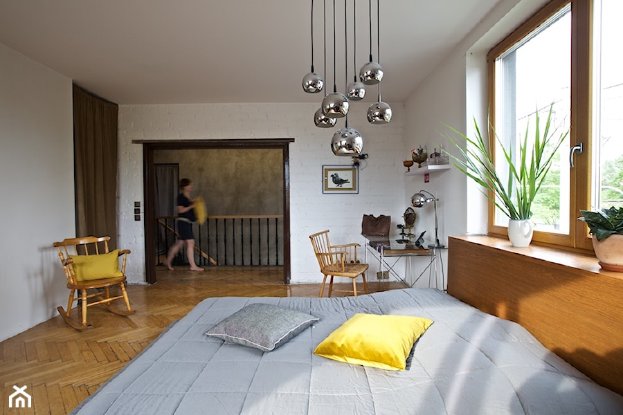 dom // żyrardów - Duża biała z biurkiem sypialnia na antresoli, styl minimalistyczny - zdjęcie od Live Touch // Dominika Wojtkowska-Banaszek