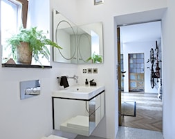 dom // żyrardów - Mała z lustrem z punktowym oświetleniem łazienka z oknem, styl minimalistyczny - zdjęcie od Live Touch // Dominika Wojtkowska-Banaszek - Homebook