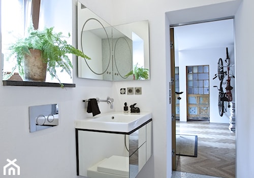 dom // żyrardów - Mała z lustrem z punktowym oświetleniem łazienka z oknem, styl minimalistyczny - zdjęcie od Live Touch // Dominika Wojtkowska-Banaszek