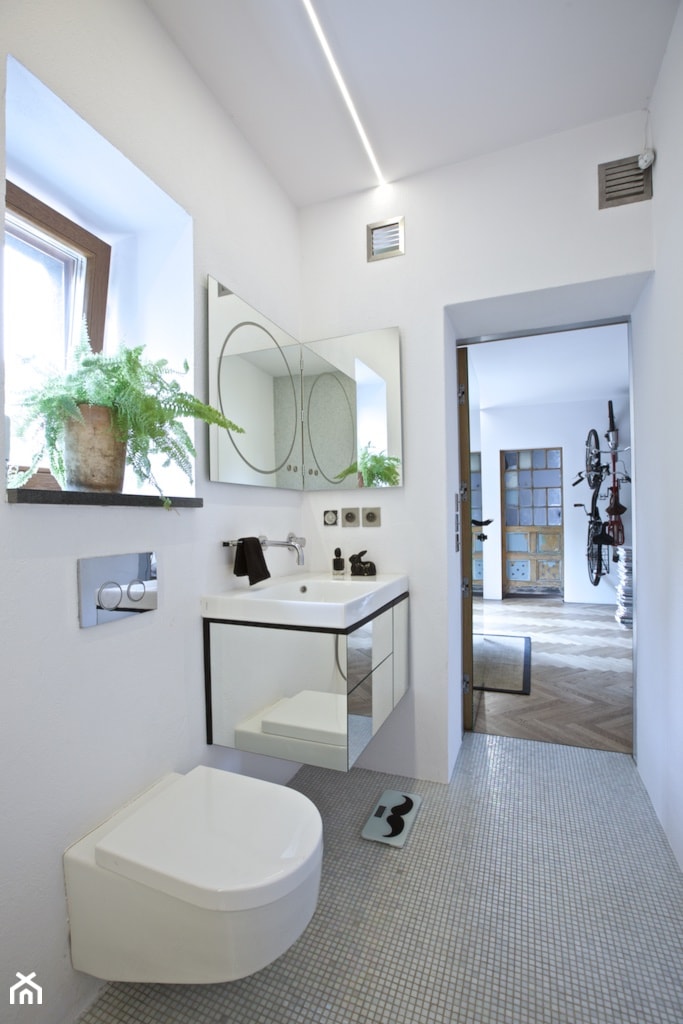 dom // żyrardów - Mała z lustrem z punktowym oświetleniem łazienka z oknem, styl minimalistyczny - zdjęcie od Live Touch // Dominika Wojtkowska-Banaszek - Homebook
