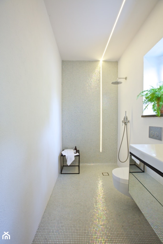dom // żyrardów - Mała łazienka z oknem, styl minimalistyczny - zdjęcie od Live Touch // Dominika Wojtkowska-Banaszek - Homebook