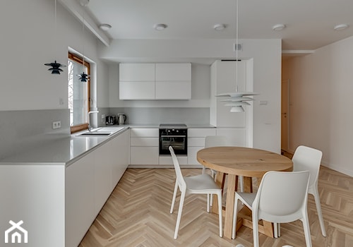 mieszkanie/skandynawskie - Średnia otwarta biała z zabudowaną lodówką kuchnia w kształcie litery l z oknem z kompozytem na ścianie nad blatem kuchennym, styl skandynawski - zdjęcie od Moble.Projekt