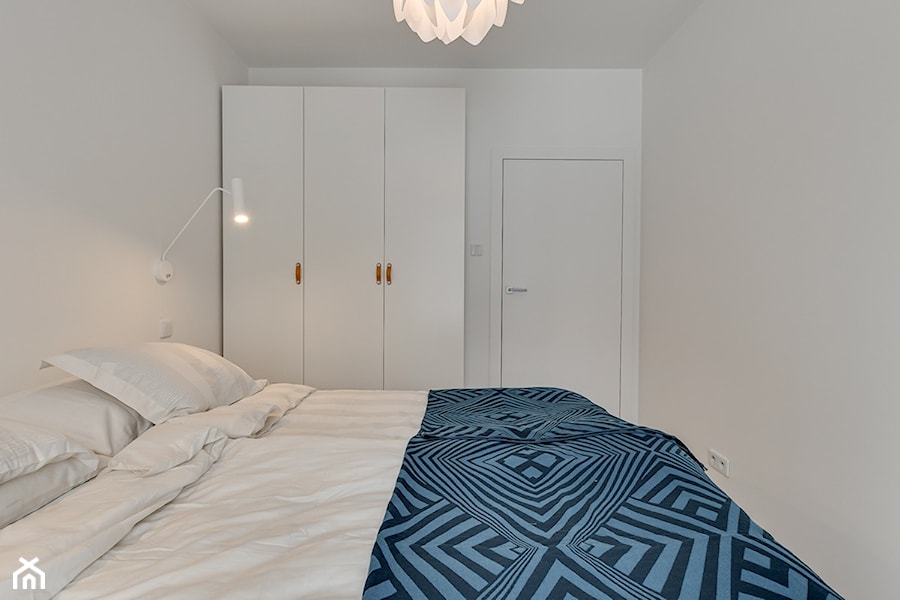 mieszkanie/skandynawskie - Średnia biała sypialnia, styl skandynawski - zdjęcie od Moble.Projekt