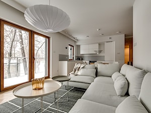mieszkanie/skandynawskie - Średni biały szary salon z kuchnią z jadalnią, styl skandynawski - zdjęcie od Moble.Projekt