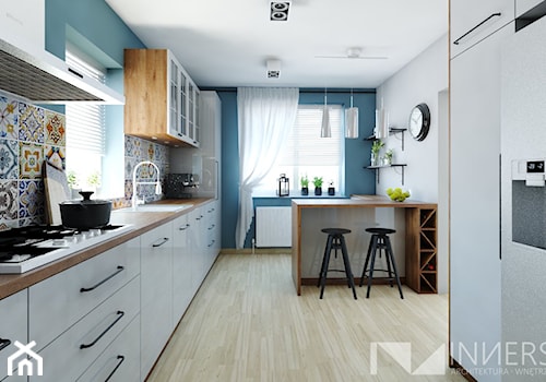 Kuchnia 15,0m2 w Sarnowie k. Będzina - Duża otwarta biała niebieska z zabudowaną lodówką kuchnia w kształcie litery l z oknem, styl rustykalny - zdjęcie od INNers - architektura wnętrza