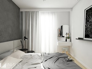 Mieszkanie 77m2, Apartamenty Novum, ul. Rakowicka 20, Kraków - Mała biała szara z panelami tapicerow ... - zdjęcie od INNers - architektura wnętrza