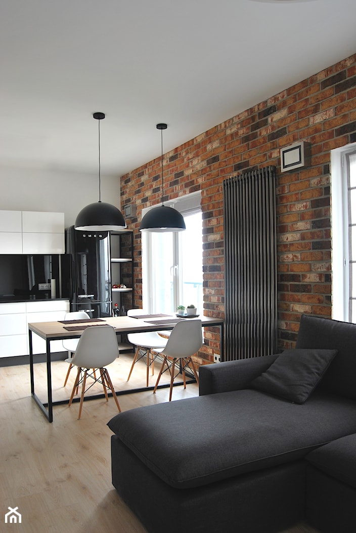 Mieszkanie w stylu loft - Mały szary salon z kuchnią z jadalnią, styl industrialny - zdjęcie od United Arts - Homebook