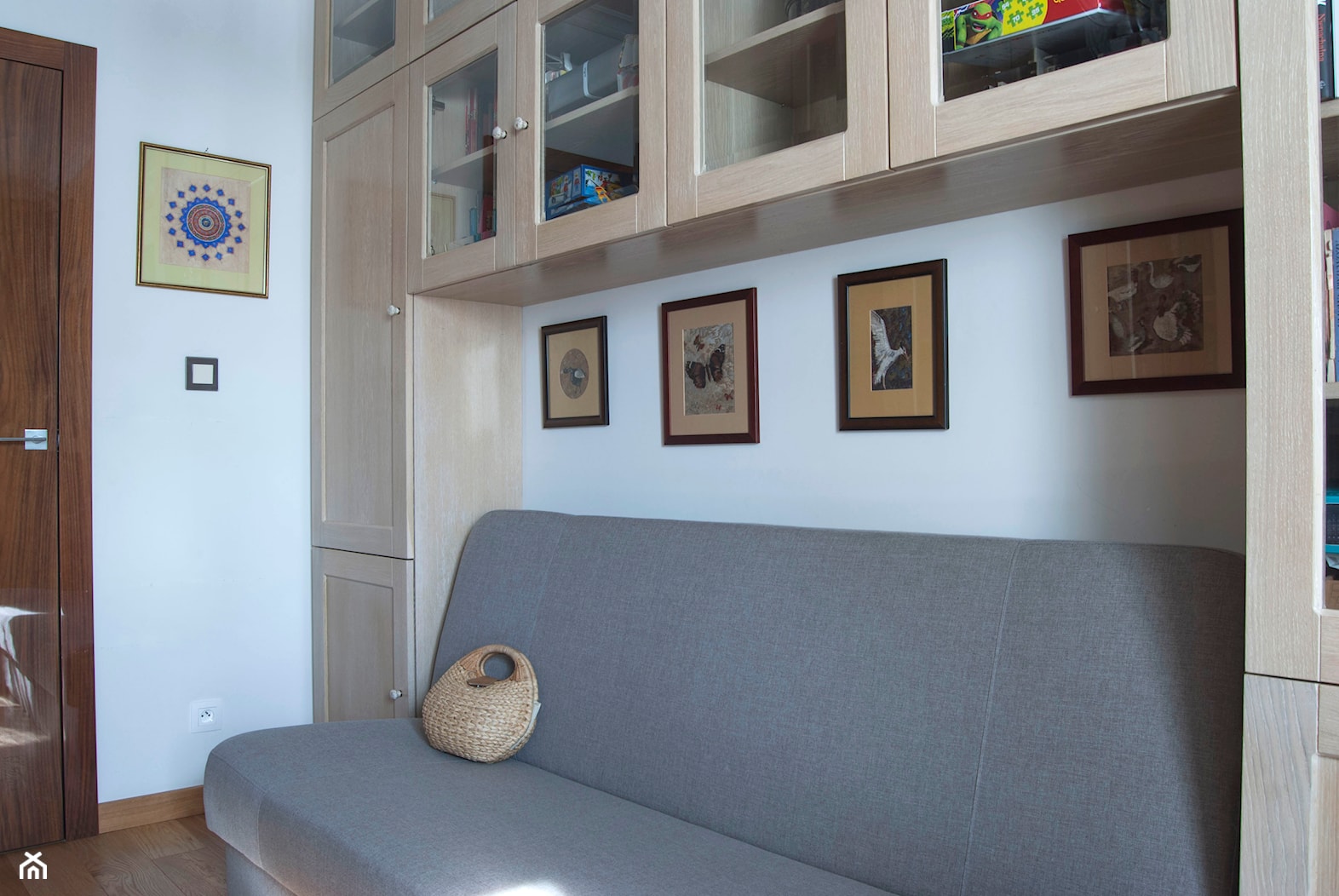 Babie lato - klasyka połączona z nowoczesnością - Średnie w osobnym pomieszczeniu z sofą białe biuro ... - zdjęcie od United Arts - Homebook