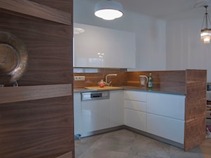 Babie lato - klasyka połączona z nowoczesnością - Średnia otwarta biała z zabudowaną lodówką kuchnia w kształcie litery l, styl nowoczesny - zdjęcie od United Arts