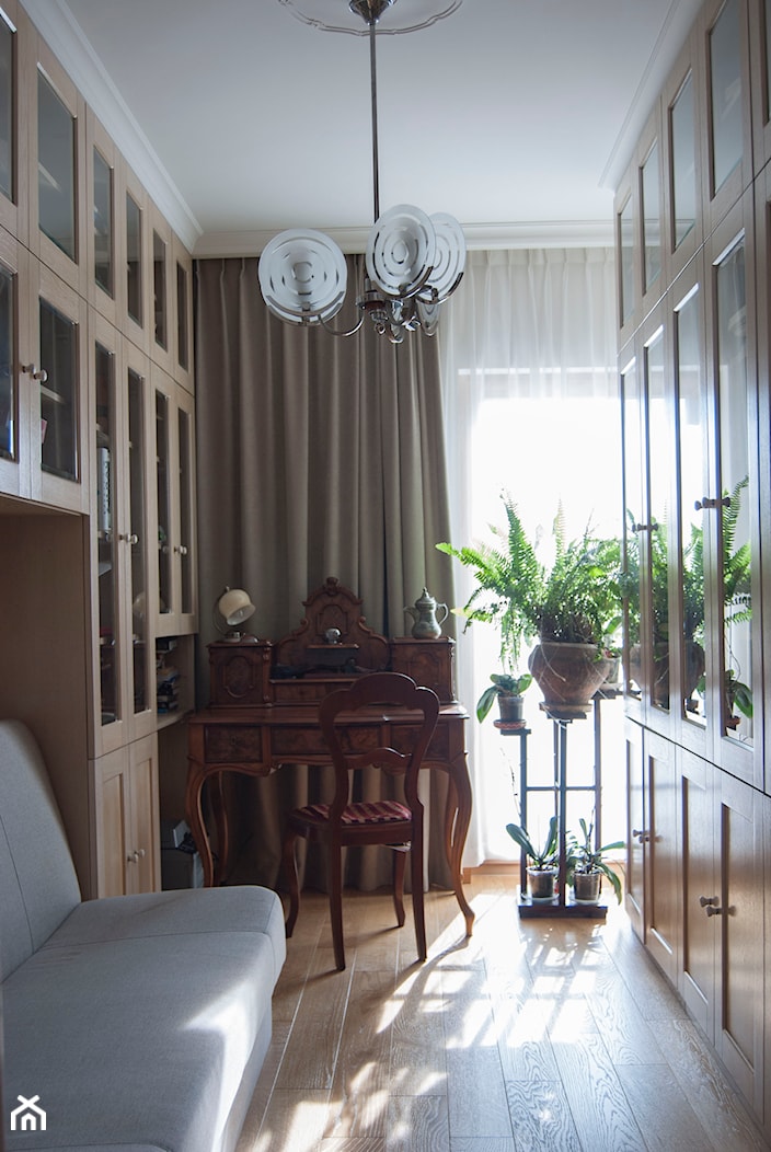 Babie lato - klasyka połączona z nowoczesnością - Średnie z sofą białe biuro, styl tradycyjny - zdjęcie od United Arts - Homebook